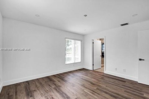 Casa en venta en Miami, Florida, 4 dormitorios № 2019839 - foto 21