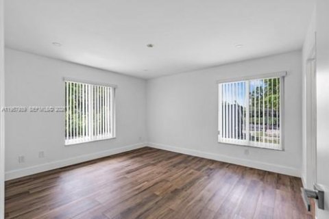 Casa en venta en Miami, Florida, 4 dormitorios № 2019839 - foto 17