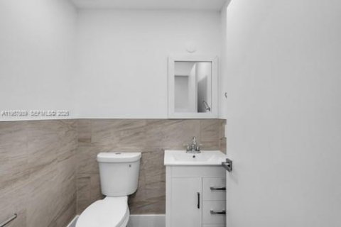 Casa en venta en Miami, Florida, 4 dormitorios № 2019839 - foto 18