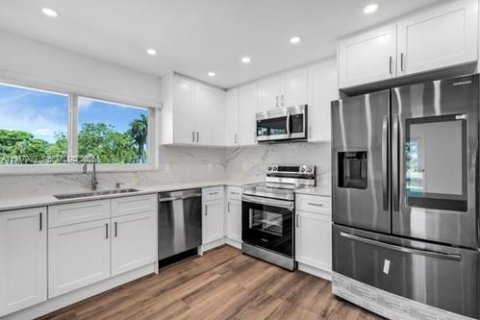 Casa en venta en Miami, Florida, 4 dormitorios № 2019839 - foto 10