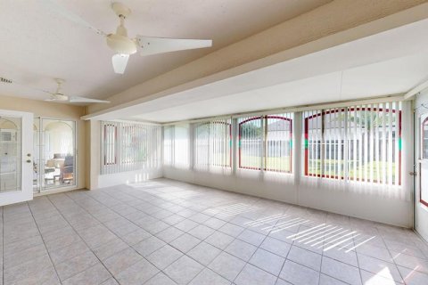 House in Palm Coast, Florida 3 bedrooms, 181.81 sq.m. № 2390770 - photo 12