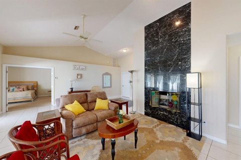 House in Palm Coast, Florida 3 bedrooms, 181.81 sq.m. № 2390770 - photo 15
