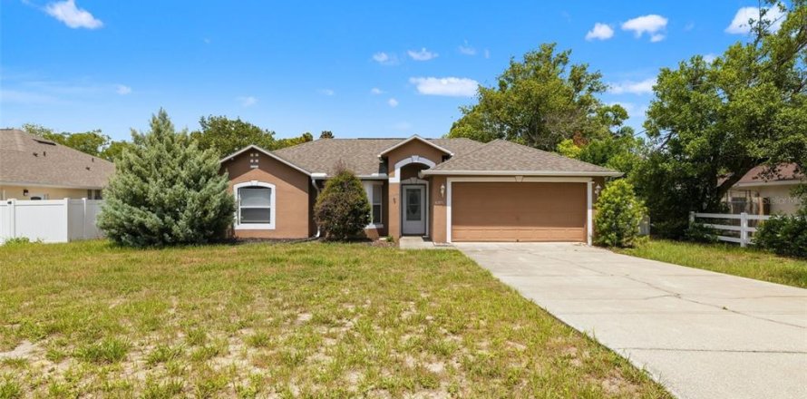 Villa ou maison à Spring Hill, Floride 4 chambres, 160.54 m2 № 2138541