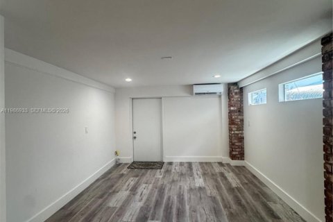 House in Fort Lauderdale, Florida 1 bedroom, 37.16 sq.m. № 2086911 - photo 10