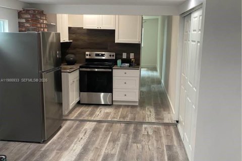 House in Fort Lauderdale, Florida 1 bedroom, 37.16 sq.m. № 2086911 - photo 2