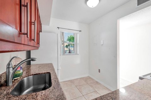 Condo in Miami, Florida, 2 bedrooms № 2189267 - photo 25