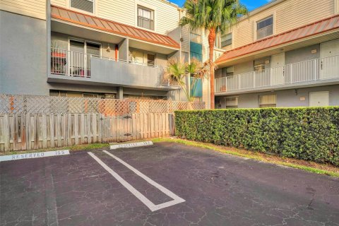 Condo in Miami, Florida, 2 bedrooms № 2189267 - photo 28