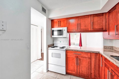 Condo in Miami, Florida, 2 bedrooms № 2189267 - photo 23