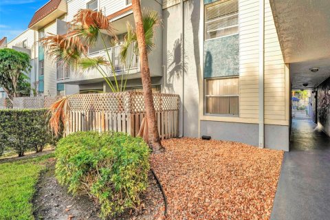 Condo in Miami, Florida, 2 bedrooms № 2189267 - photo 27