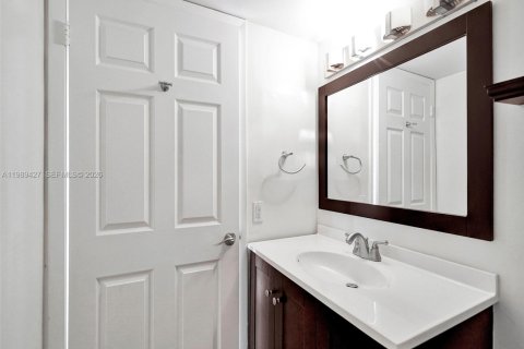 Condo in Miami, Florida, 2 bedrooms № 2189267 - photo 7