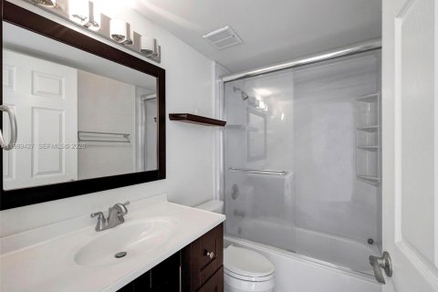 Condo in Miami, Florida, 2 bedrooms № 2189267 - photo 6