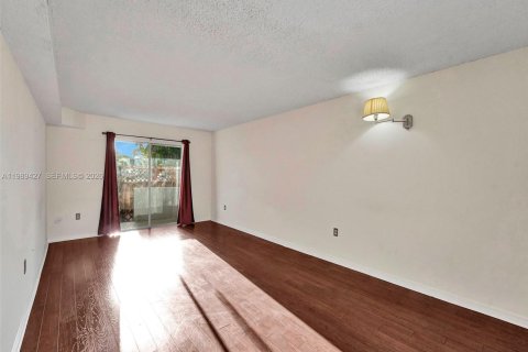 Condo in Miami, Florida, 2 bedrooms № 2189267 - photo 2