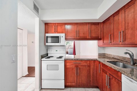 Condo in Miami, Florida, 2 bedrooms № 2189267 - photo 3