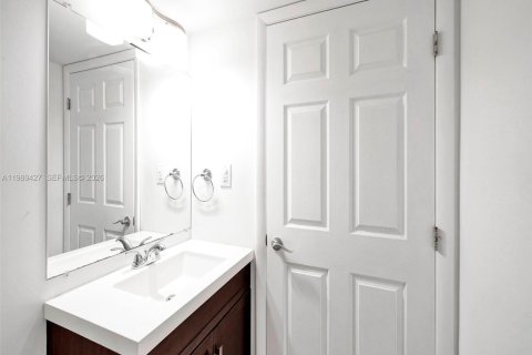 Condo in Miami, Florida, 2 bedrooms № 2189267 - photo 8