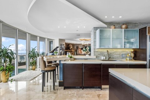 Купить кондоминиум в Санни-Айлс-Бич, Флорида 3 спальни, 280.19м2, № 1995665 - фото 13