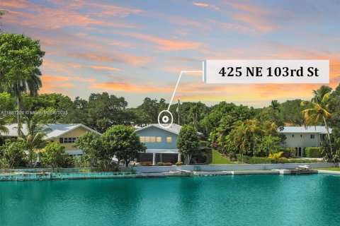 Casa en alquiler en Miami Shores, Florida, 3 dormitorios, 135.82 m2 № 1944046 - foto 1
