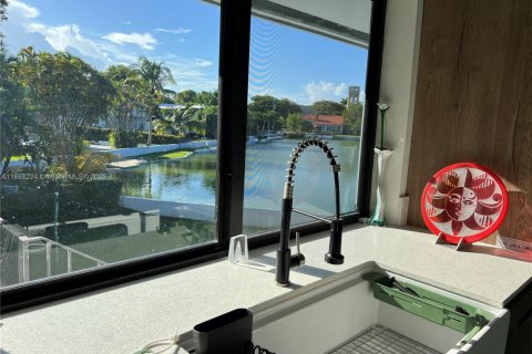 Casa en alquiler en Miami Shores, Florida, 3 dormitorios, 135.82 m2 № 1944046 - foto 25