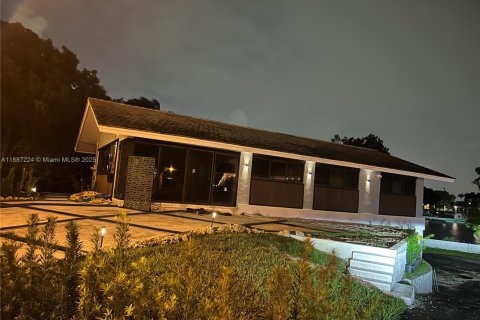 Casa en alquiler en Miami Shores, Florida, 3 dormitorios, 135.82 m2 № 1944046 - foto 16