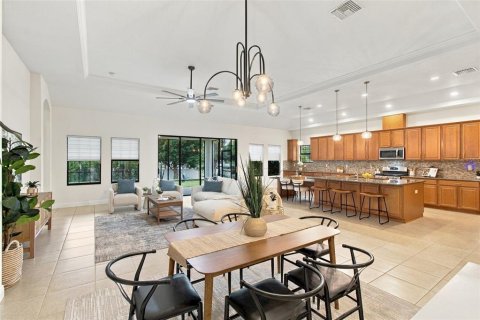 House in Brandon, Florida 4 bedrooms, 238.94 sq.m. № 2406677 - photo 8