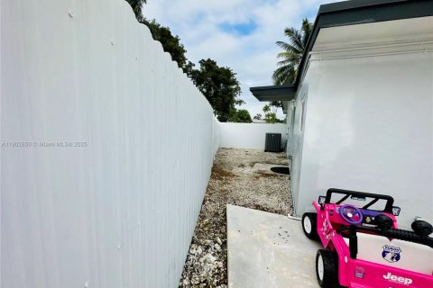 Villa ou maison à vendre à Miami, Floride: 4 chambres, 169.83 m2 № 1954078 - photo 12