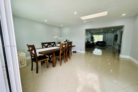 Villa ou maison à vendre à Miami, Floride: 4 chambres, 169.83 m2 № 1954078 - photo 17