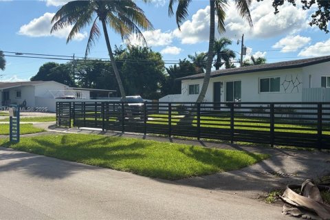 Villa ou maison à vendre à Miami, Floride: 4 chambres, 169.83 m2 № 1954078 - photo 7