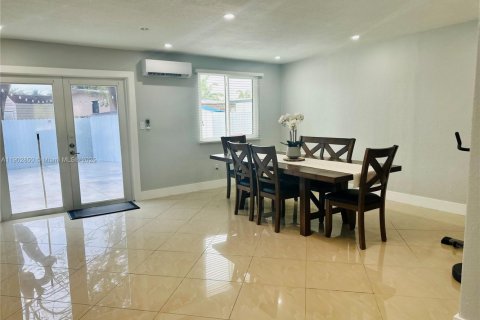 Villa ou maison à vendre à Miami, Floride: 4 chambres, 169.83 m2 № 1954078 - photo 16