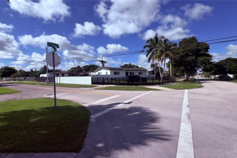 Villa ou maison à vendre à Miami, Floride: 4 chambres, 169.83 m2 № 1954078 - photo 4
