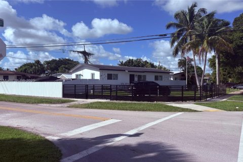 Villa ou maison à vendre à Miami, Floride: 4 chambres, 169.83 m2 № 1954078 - photo 1