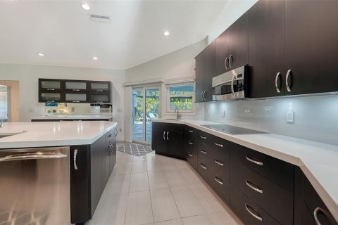 House in Sarasota, Florida 3 bedrooms, 255.95 sq.m. № 2155832 - photo 14