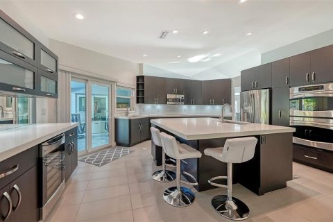 House in Sarasota, Florida 3 bedrooms, 255.95 sq.m. № 2155832 - photo 13