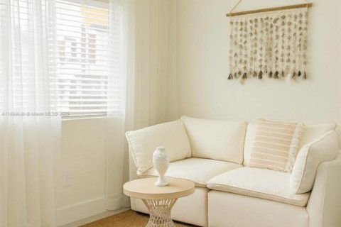 Duplex in Miami, Florida 1 bedroom № 1944935 - photo 2