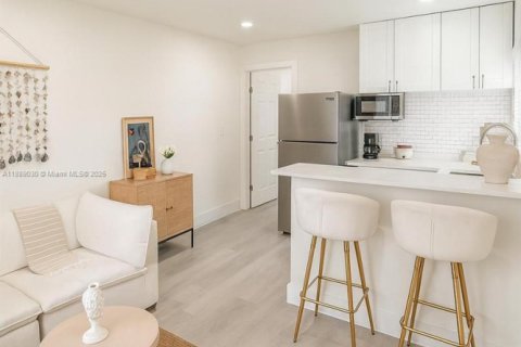 Duplex in Miami, Florida 1 bedroom № 1944935 - photo 1