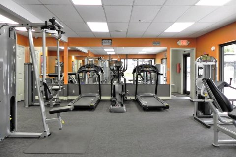 Condo in Hollywood, Florida, 2 bedrooms № 2246610 - photo 17