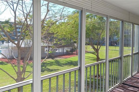 Condo in Hollywood, Florida, 2 bedrooms № 2246610 - photo 12