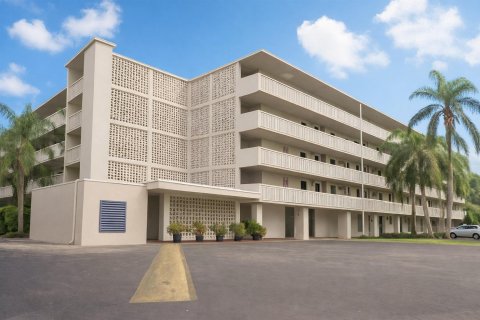 Condo in Hollywood, Florida, 2 bedrooms № 2246610 - photo 2