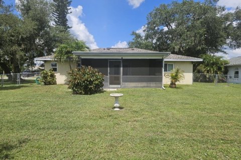 House in Port Charlotte, Florida 2 bedrooms, 118.08 sq.m. № 1865861 - photo 3