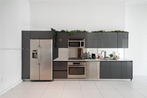 Condo in Miami, Florida, 1 bedroom  № 1802837 - photo 17