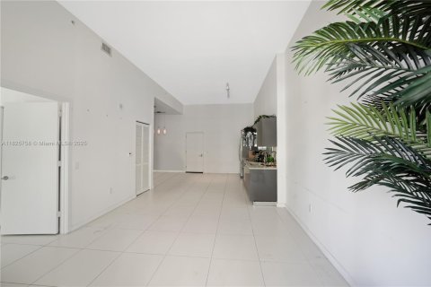 Condo in Miami, Florida, 1 bedroom  № 1802837 - photo 13