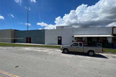 Tienda en alquiler en Opa-locka, Florida № 954473 - foto 1