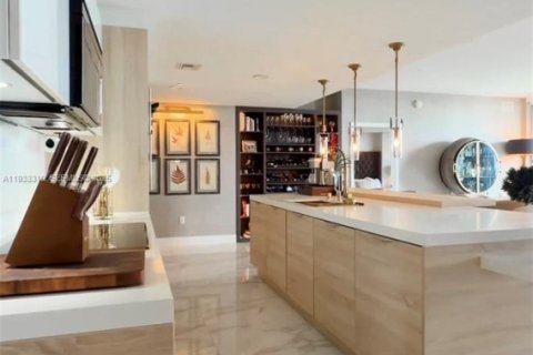 Condo in North Miami Beach, Florida, 2 bedrooms  № 1991193 - photo 14