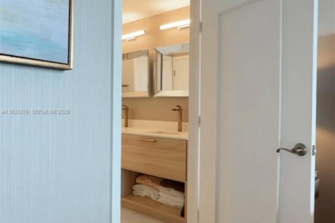 Condo in North Miami Beach, Florida, 2 bedrooms  № 1991193 - photo 26