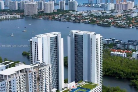 Condo in North Miami Beach, Florida, 2 bedrooms  № 1991193 - photo 2