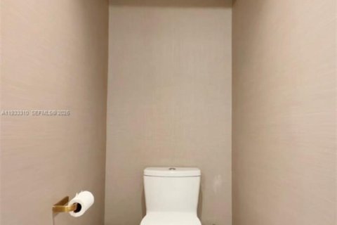 Condo in North Miami Beach, Florida, 2 bedrooms  № 1991193 - photo 29