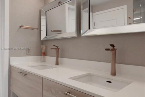 Condo in North Miami Beach, Florida, 2 bedrooms  № 1991193 - photo 27