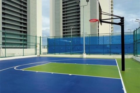 Condo in North Miami Beach, Florida, 2 bedrooms  № 1991193 - photo 1