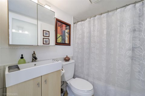 Condo in Key Biscayne, Florida, 2 bedrooms  № 1958097 - photo 13