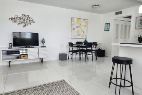 Condo in West Palm Beach, Florida, 1 bedroom № 1984720 - photo 4