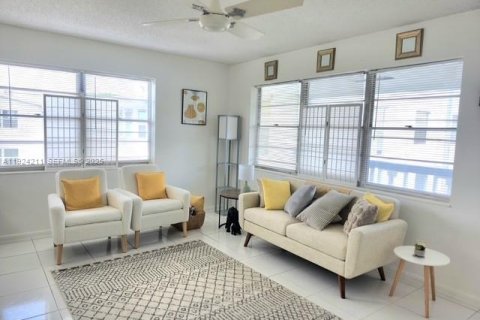 Condo in West Palm Beach, Florida, 1 bedroom № 1984720 - photo 2