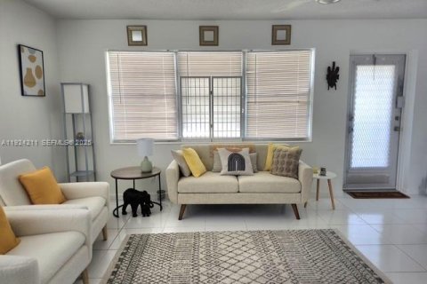 Condo in West Palm Beach, Florida, 1 bedroom № 1984720 - photo 1